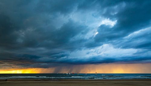 Wolkenbruch bei Sonnenuntergang