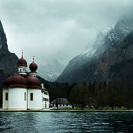 kerk in de bergen aan een meer van Jo Haegeman