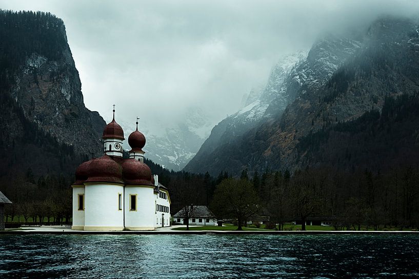 kerk in de bergen aan een meer von Jo Haegeman