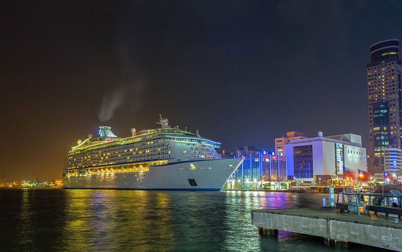 Voyager of the Seas overnachtte in de haven van Keelung, Taiwan van Yevgen Belich