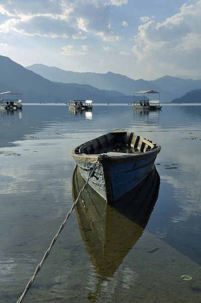 Nepal, Pokhara: Het Phewa-meer en de omliggende uitlopers, een landschap in blauwe tinten. van Michael Semenov