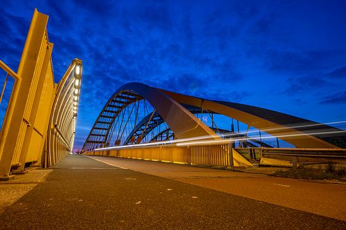 Hogeweidebrug of Gele Brug Utrecht in de avond