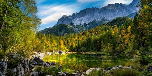 Frillensee met Zugspitze massief in gouden herfstlicht