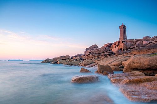 Ploumanac'h vuurtoren of Phare de Men Ruz aan de roze granietkust in Bretagne