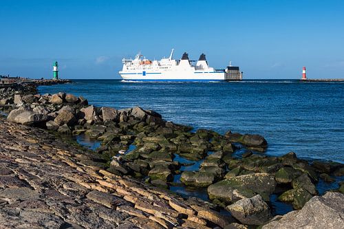 Mole und Schiff an der Ostseeküste in Warnemünde