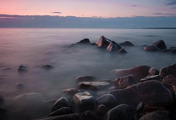Roze meerlandschap met rotsblokken op het Baikalmeer in Rusland van Michael Semenov