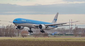 Landende KLM Boeing 777-300 passagiersvliegtuig.