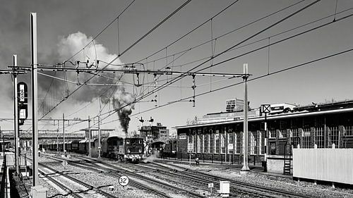 Treinstation Hoorn met het historische Tramstation van eric van der eijk