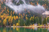 Het kapelletje bij Lago di Braies in de Dolomieten in Italië van Marga Vroom thumbnail