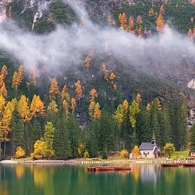 Het kapelletje bij Lago di Braies in de Dolomieten in Italië van Marga Vroom