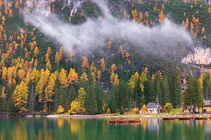 Die kleine Kapelle am Pragser Wildsee in den Dolomiten in Italien