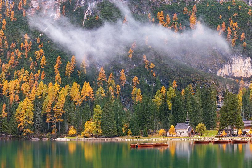 Het kapelletje bij Lago di Braies in de Dolomieten in Italië van Marga Vroom