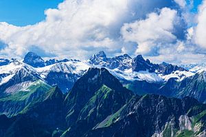 Blick vom Nebelhorn bei Oberstdorf auf die Alpen