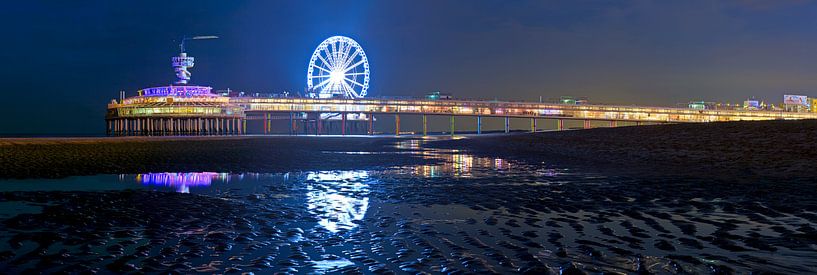Panorama Pier Scheveningen in de nacht van Anton de Zeeuw