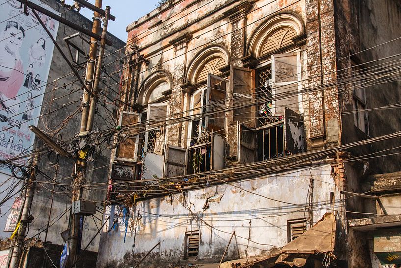 Vervallen pand in Old Dhaka, Bangladesh van Juriaan Wossink