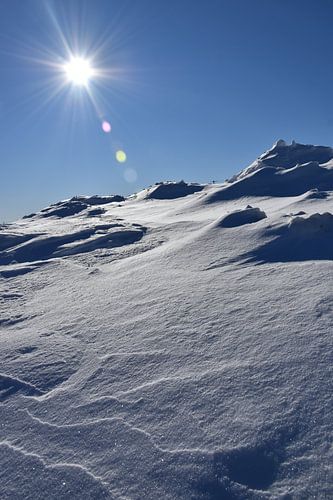 Met sneeuw bedekte bergen onder blauwe luchten