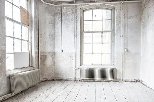 Verlaten school gebouw interieur met lichtval door de ramen