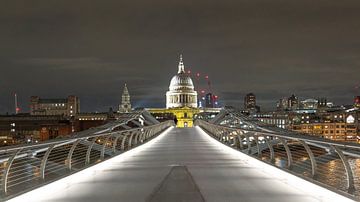 De Millennium Bridge in Londen bij nacht van KC Photography