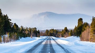 Winterse weg in Zweden van KC Photography
