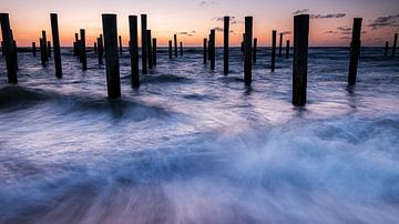 Palendorp op het strand in Petten van Eddy Westdijk