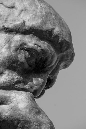 Detail van De Denker in de beeldentuin van het Musée Rodin