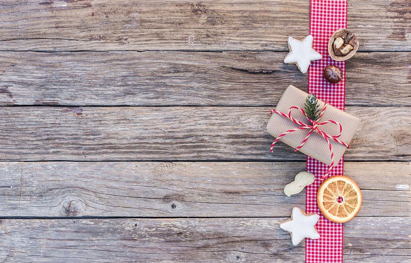 Kerstgeschenkdoos met zoete koekjes, nootjes en sinaasappelschijfje van Alex Winter