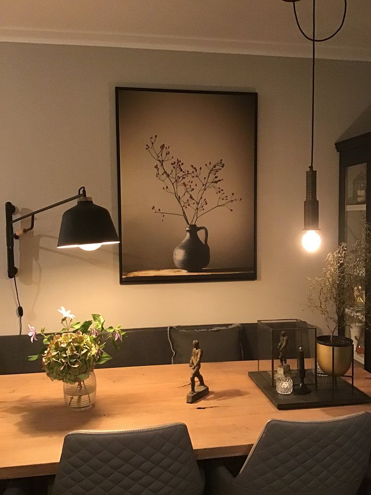 Stilleven blauwe vaas met besjes (gezien bij vtwonen 'Weer verliefd op je huis'), van Karin Bazuin
