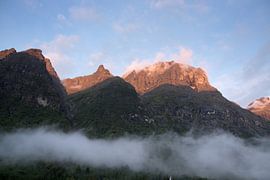 Sturmwolken in den Bergen Norwegen von Karijn | Fine art Natuur en Reis Fotografie