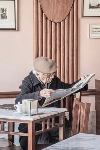 Mann in einem Cafe in Portugal von Bianca Kramer