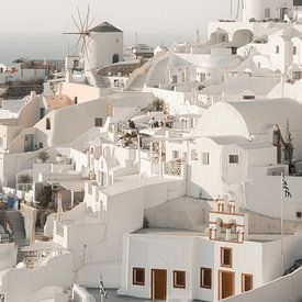 Vue des moulins à vent à Oia, Santorin | tirage photo voyage sur Kimberley Jekel