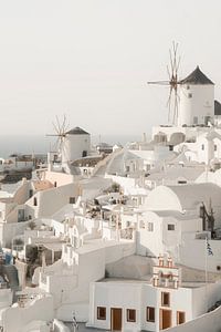 Blick auf die Windmühlen in Oia, Santorin | Reisefotografie Druck