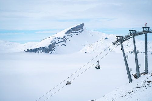 Mistige sfeer op de Kanzelwand met gondel en de Hohe Ifen op de achtergrond
