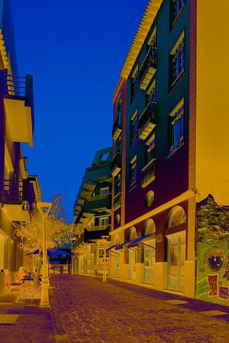 Neon blauw met okergeel op de Canarische eilanden.