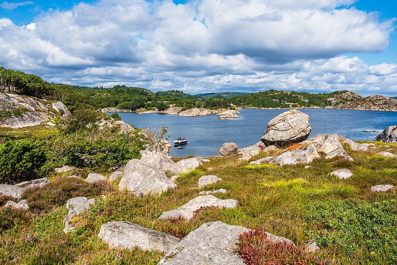 Landschap op het archipeleiland Skjernøya in Noorwegen van Rico Ködder
