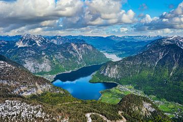 Uitzicht op het meer van Hallstatt vanaf het Dachstein-gebergte van Andreas Völkel