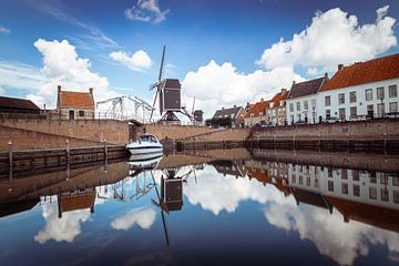 Réflexion de l'après-midi dans le port de Heusden sur Zwoele Plaatjes