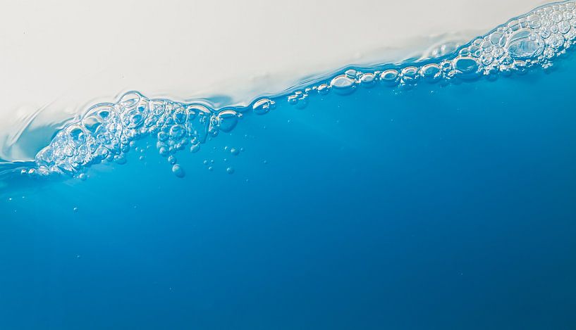 schuin blauw water van Guido Akster