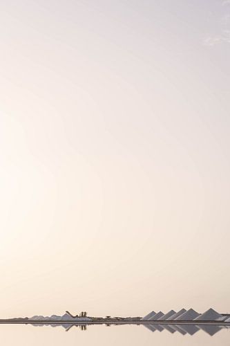 Réflexions sur les montagnes de sel à Bonaire