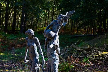 Een familie standbeeld in de bossen van de Amsterdamse waterleidingduinen van JGL Market