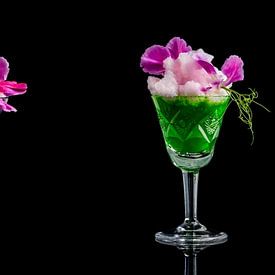 Kleurige cocktails op een rij, colourful drinks in a row van Corrine Ponsen