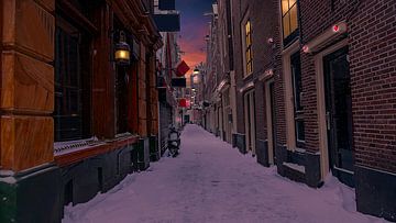 Besneeuwd Red Light District in Amsterdam bij zonsondergang in Nederland van Eye on You