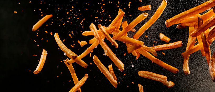 Knusprige Pommes Frites in der Luft – Dynamisch von Poster Art Shop