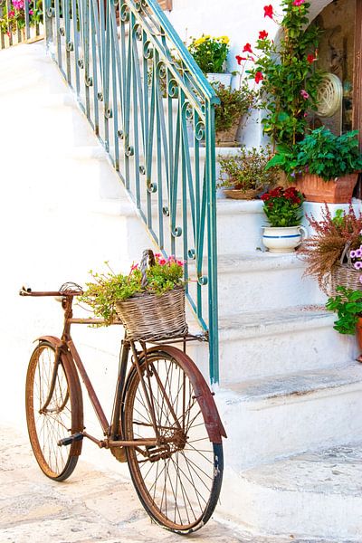 Fahrrad auf der Straße in der Stadt Italien, Ostuni, Apulien von Bianca ter Riet