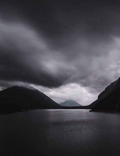 Somber berglandschap aan het Sylvensteinmeer, Isarwinkel