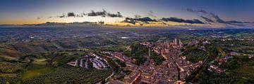 Zonsopgang boven San Gimignano van Denis Feiner