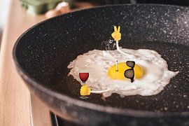 Machen Sie das Beste aus Ihrer Zeit: Humorvolle Bildmanipulation eines Eies mit einer optimistischen Wendung von Elianne van Turennout