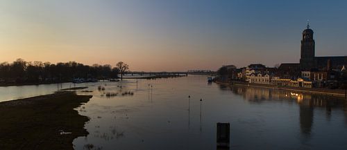 Winterse zonsondergang over de Ijssel bij Deventer