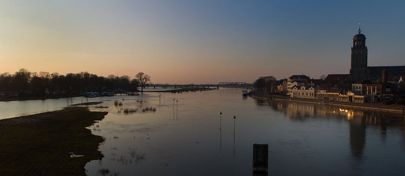 Winterse zonsondergang over de Ijssel bij Deventer van Leanne lovink