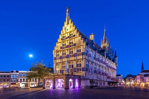 Stadhuis van Gouda tijdens een blauw uurtje