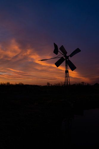 windmolen bij zonsopkomst